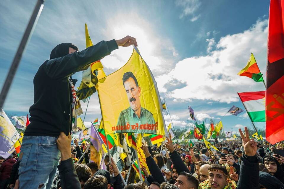 Flagge mit dem Konterfei von PKK-Anführer Abdullah Öcalan