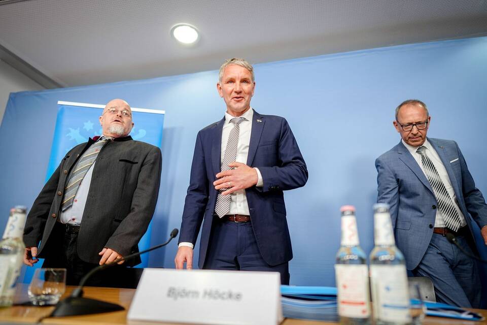 AfD stellt Gutachten zu Verfassungsschutzbeobachtung vor AfD stellt Gutachten zu Verfassungsschutzbeobachtung vor