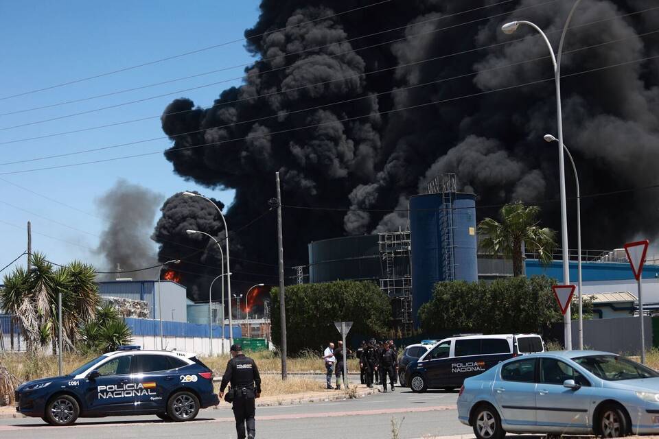 Chemie-Explosion: 77.000 Spanier sollen nicht ins Freie Chemie-Explosion: 77.000 Spanier sollen nicht ins Freie