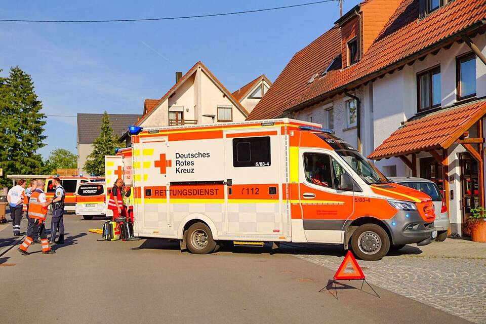 Auto kollidiert mit Fußgängern - zwei Schwerverletzte