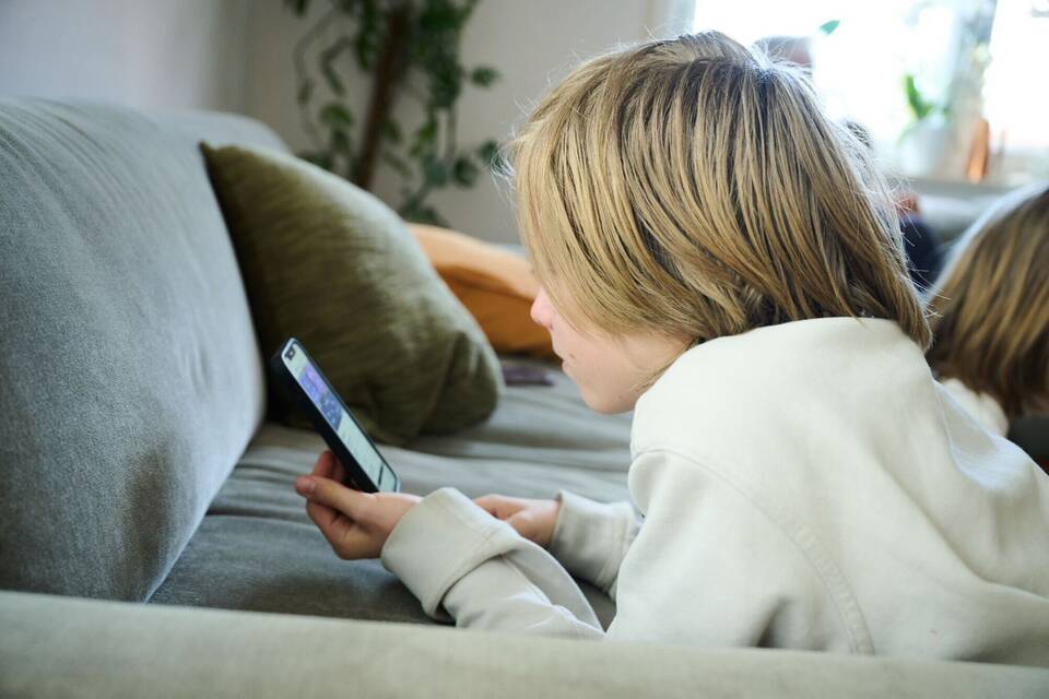 Symbolbild - Smartphone-Nutzung bei Kindern Symbolbild - Smartphone-Nutzung bei Kindern
