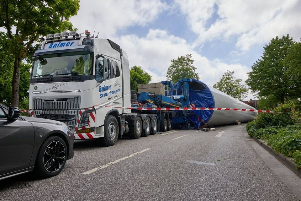 Schwertransport verliert Windrad-Bauteil Schwertransport verliert Windrad-Bauteil