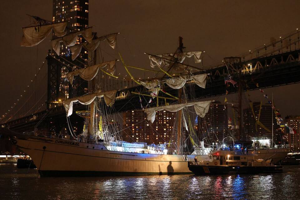 Schiff kollidiert mit Brooklyn Bridge in New York Schiff kollidiert mit Brooklyn Bridge in New York