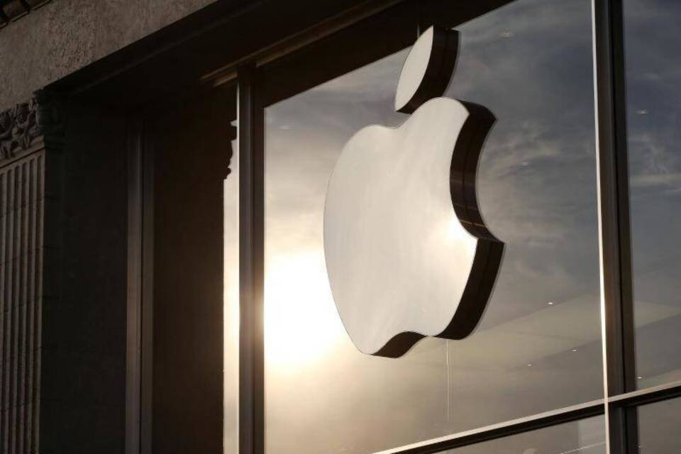 Apple Apple