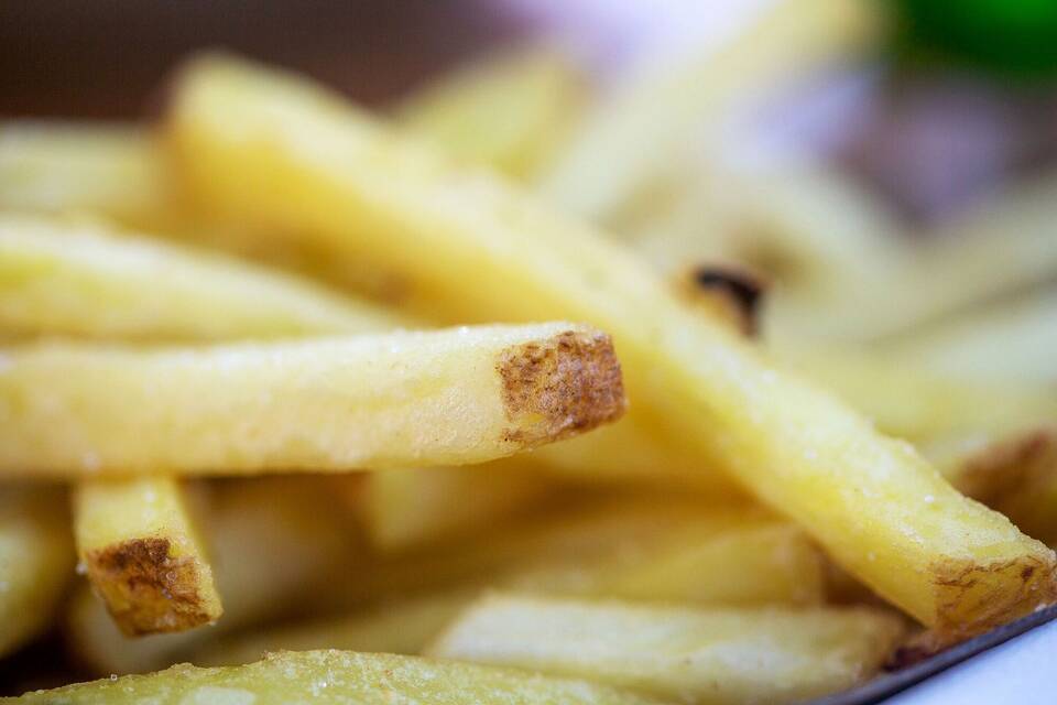 Pommes Frites liegen auf einem Teller
