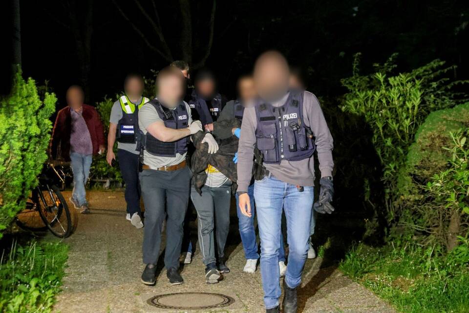 Mann verletzt mehrere Menschen in Bielefeld - Festnahme Mann verletzt mehrere Menschen in Bielefeld - Festnahme