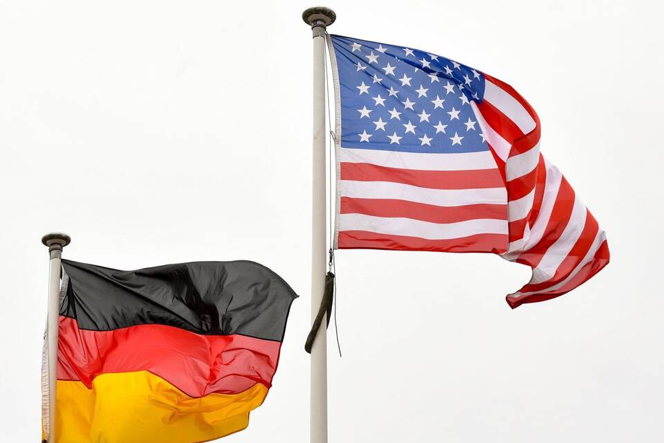 Flaggen der USA und von Deutschland Flaggen der USA und von Deutschland