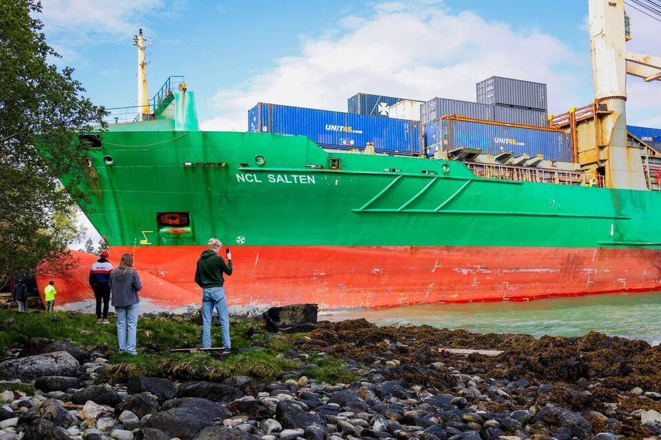 Container-Schiff läuft auf Grund und auf Privatgrundstück Container-Schiff läuft auf Grund und auf Privatgrundstück