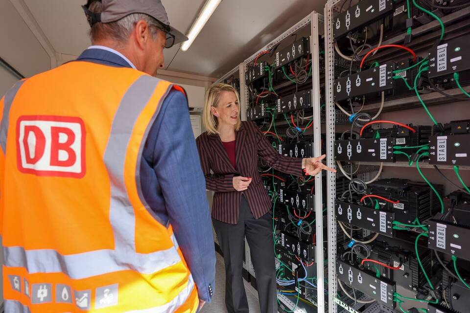 Bahn nutzt Stromspeicher aus alten E-Auto-Batterien Bahn nutzt Stromspeicher aus alten E-Auto-Batterien