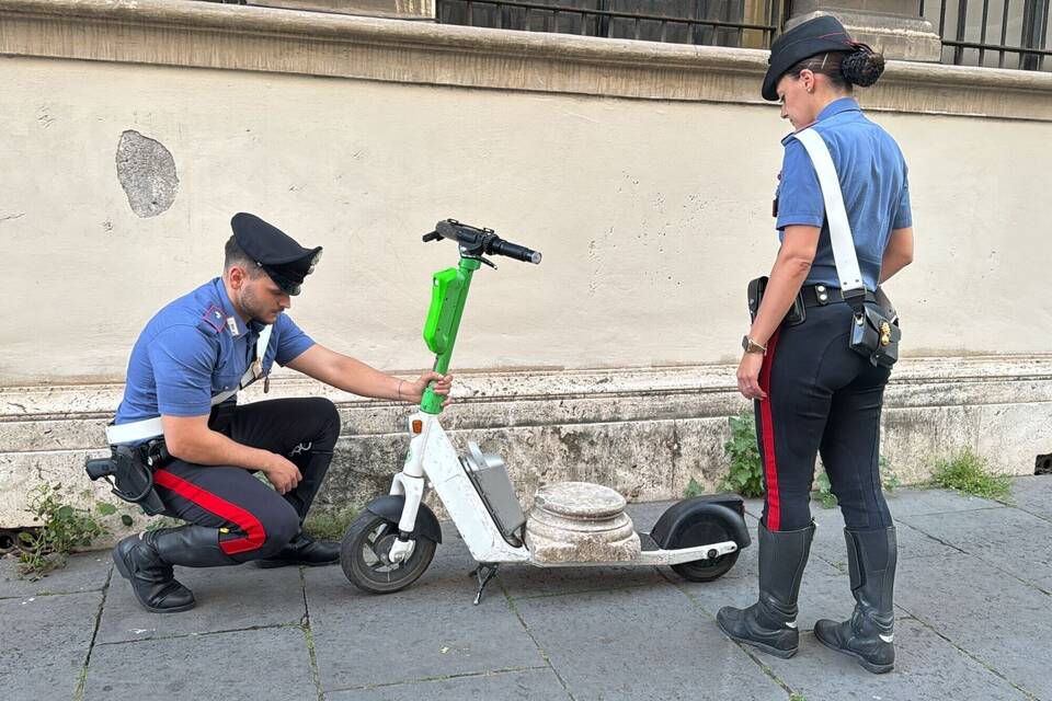 Tourist mit antikem Marmorsockel auf einem E-Scooter Tourist mit antikem Marmorsockel auf einem E-Scooter