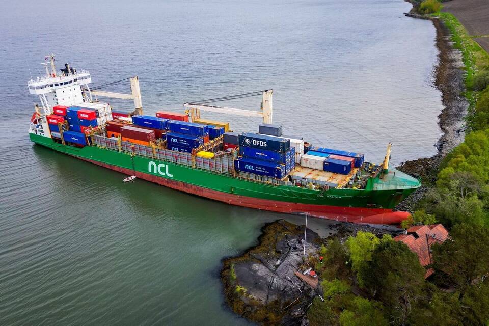 Container-Schiff läuft auf Grund und auf Privatgrundstück Container-Schiff läuft auf Grund und auf Privatgrundstück