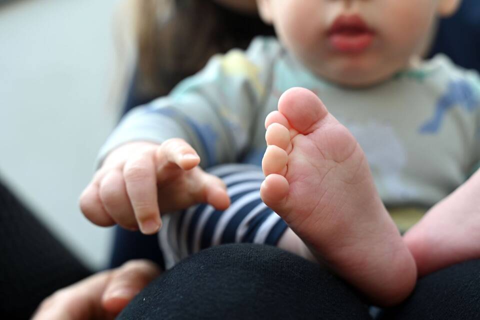 Baby auf dem Schoß seiner Mutter Baby auf dem Schoß seiner Mutter