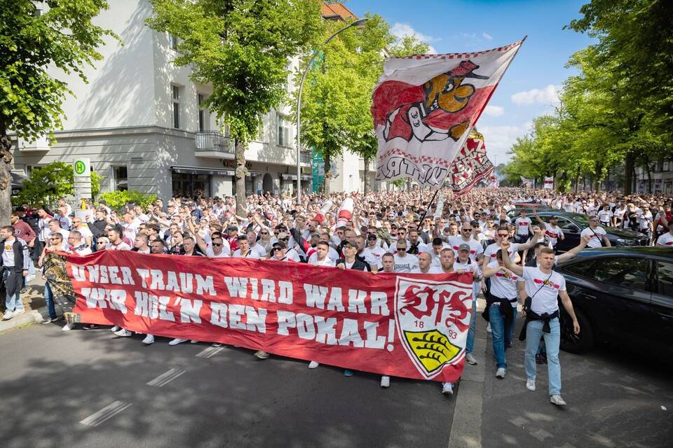 Arminia Bielefeld - VfB Stuttgart - Fanmarsch Stuttgart Arminia Bielefeld - VfB Stuttgart - Fanmarsch Stuttgart