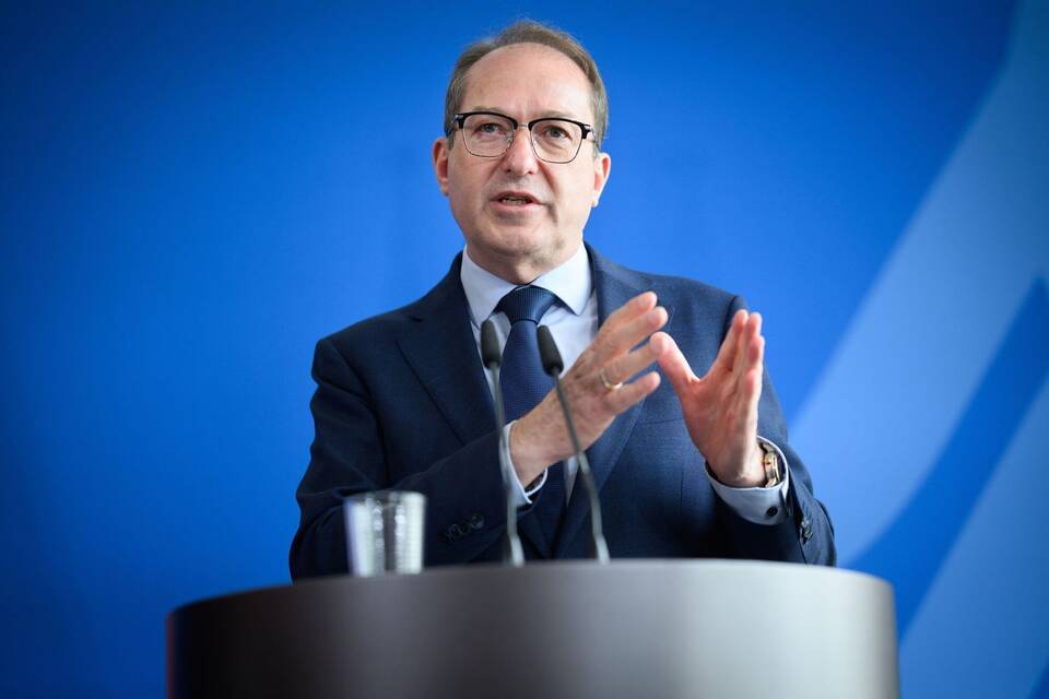 Dobrindt bringt Migrationsgesetze ins Kabinett