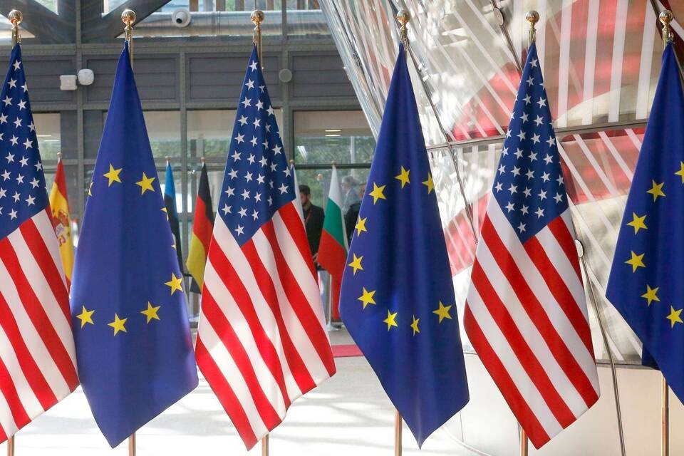 EU-Flaggen und amerikanische Fahnen EU-Flaggen und amerikanische Fahnen