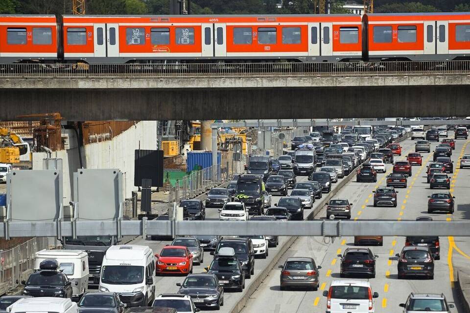 S-Bahnbrücke über die A7 in Hamburg-Bahrenfeld