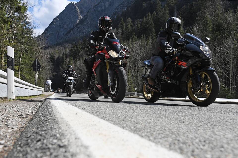 Motorradfahrer am Kesselberg