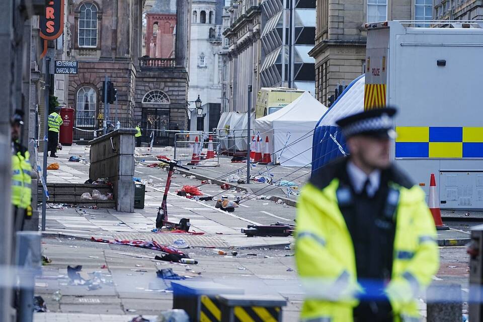 Siegerparade in Liverpool - Auto fährt in Menschenmenge