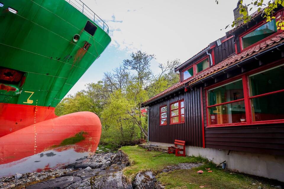 Container-Schiff läuft auf Grund und verfehlt Haus knapp Container-Schiff läuft auf Grund und verfehlt Haus knapp