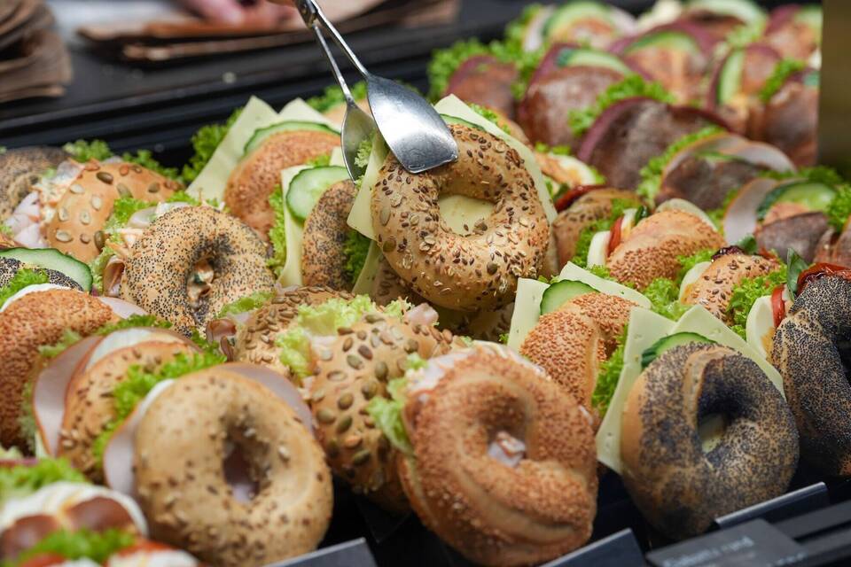 Belegte Backwaren liegen in der Auslage in einer Bäckerei Belegte Backwaren liegen in der Auslage in einer Bäckerei