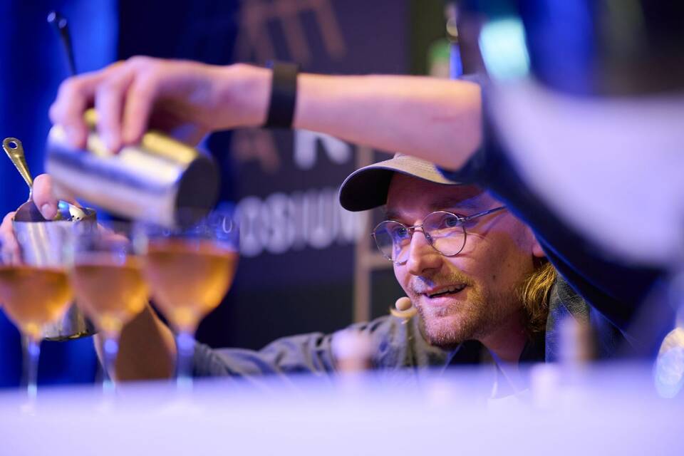 Wladimir Reichert mixt seinen Cocktail «Unruh» Wladimir Reichert mixt seinen Cocktail «Unruh»