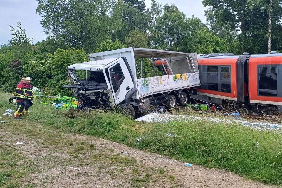 Mehrere Verletzte bei Zusammenstoß von Bahn und Lkw Mehrere Verletzte bei Zusammenstoß von Bahn und Lkw