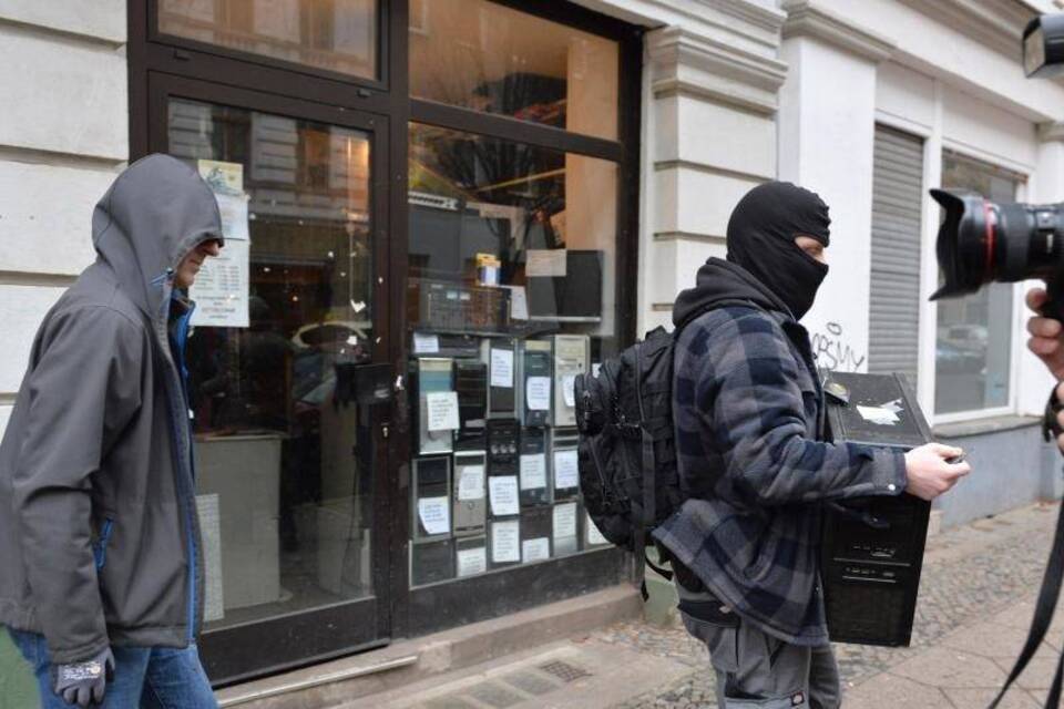 Razzia bei Reichsbürgern in Berlin Razzia bei Reichsbürgern in Berlin