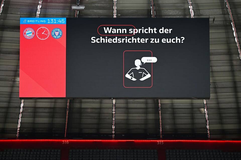 Schiedsrichter-Ansagen im Stadion Schiedsrichter-Ansagen im Stadion