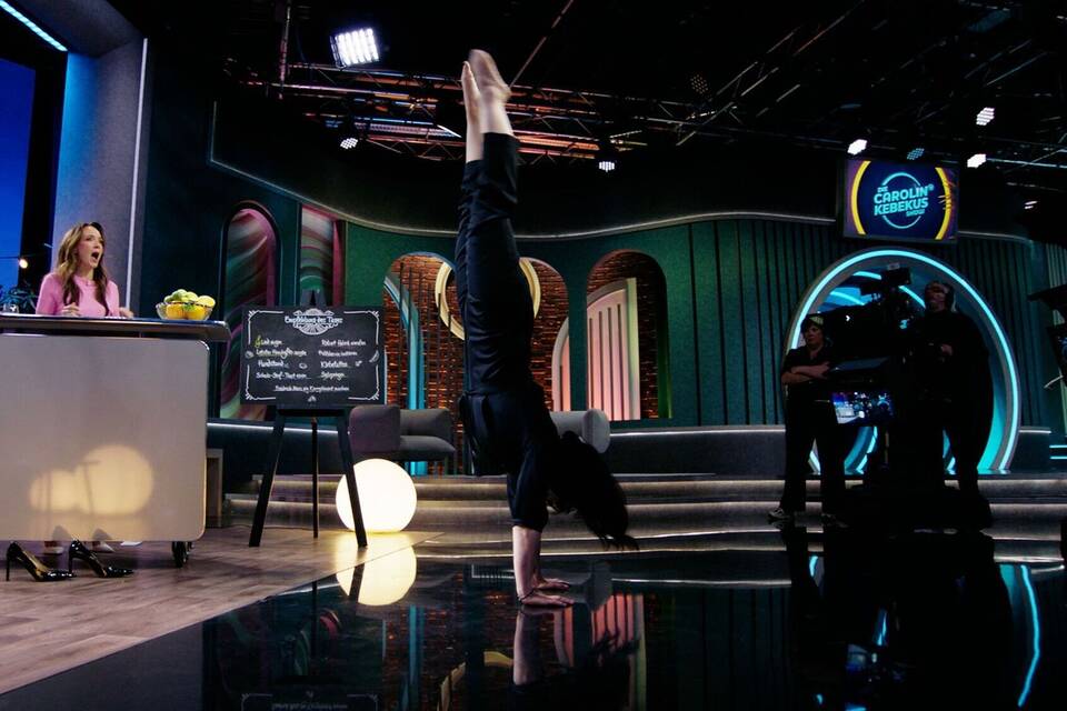 Baerbock macht Handstand bei Kebekus Baerbock macht Handstand bei Kebekus