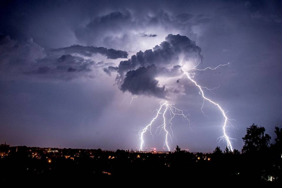Blitze sind am Himmel bei Görlitz zu sehen Blitze sind am Himmel bei Görlitz zu sehen