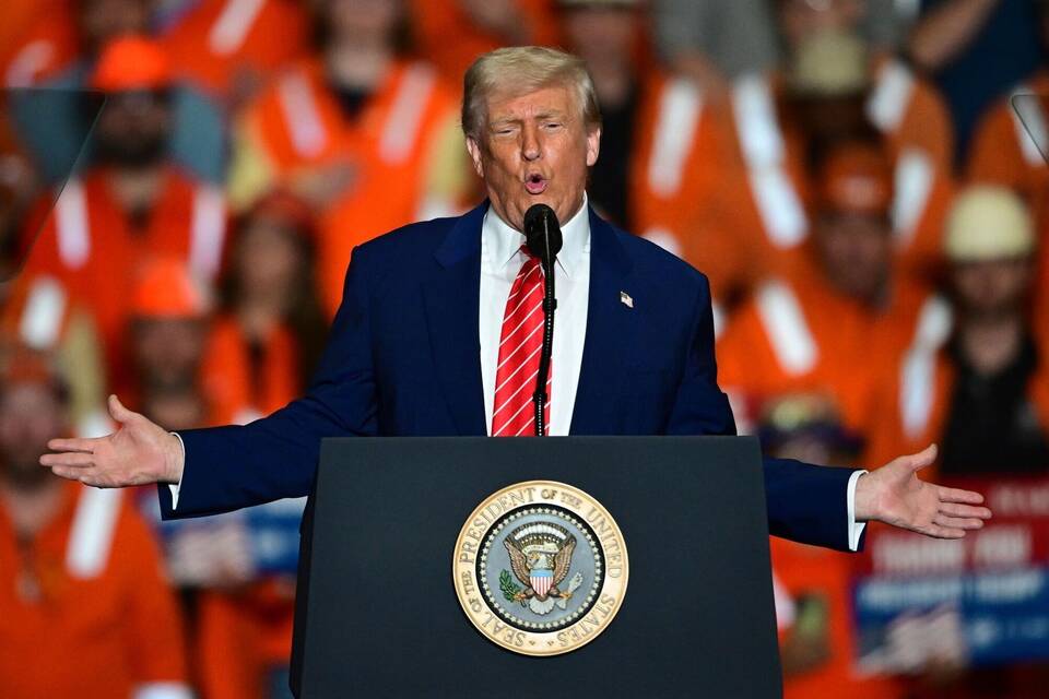US-Präsident Trump besucht Stahlwerk US-Präsident Trump besucht Stahlwerk