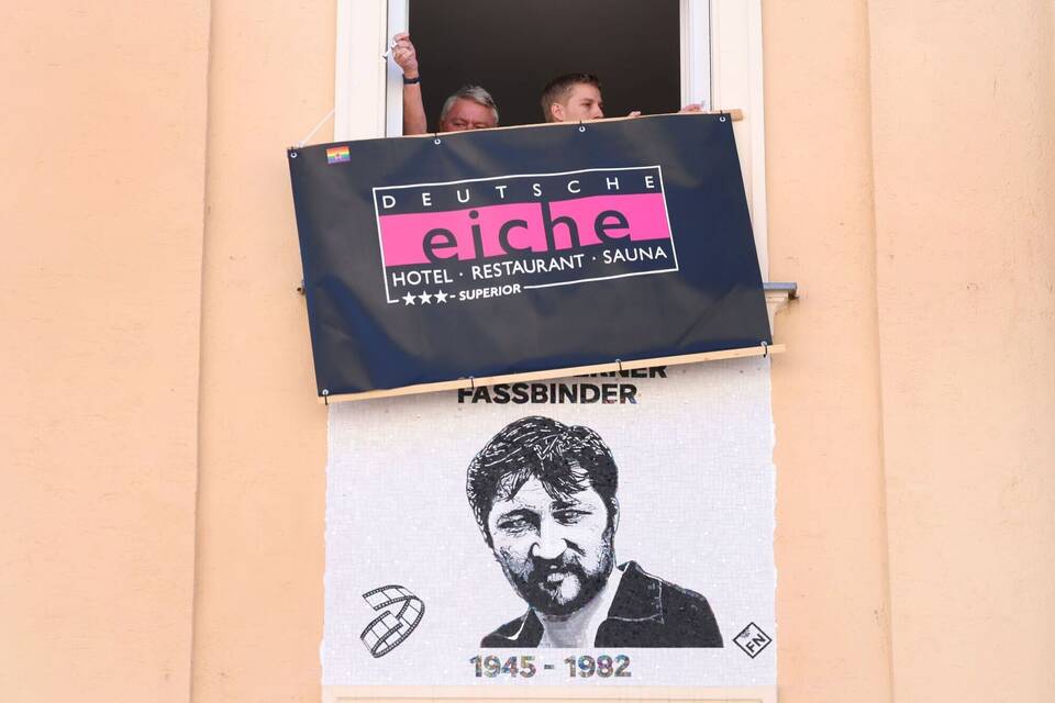 Enthüllung einer Gedenktafel für Regisseur Fassbinder Enthüllung einer Gedenktafel für Regisseur Fassbinder
