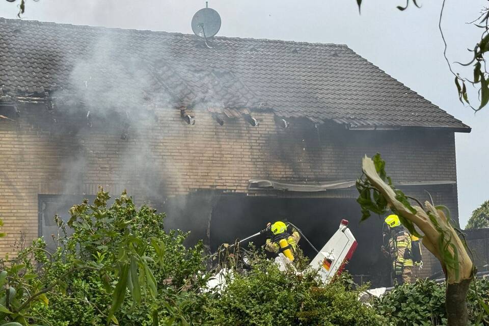 Flugzeug stürzt auf Haus in Korschenbroich Flugzeug stürzt auf Haus in Korschenbroich