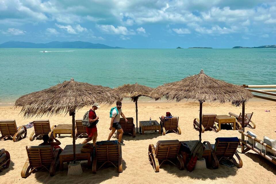 Urlauber liegen am Strand in Bophut auf Koh Samui