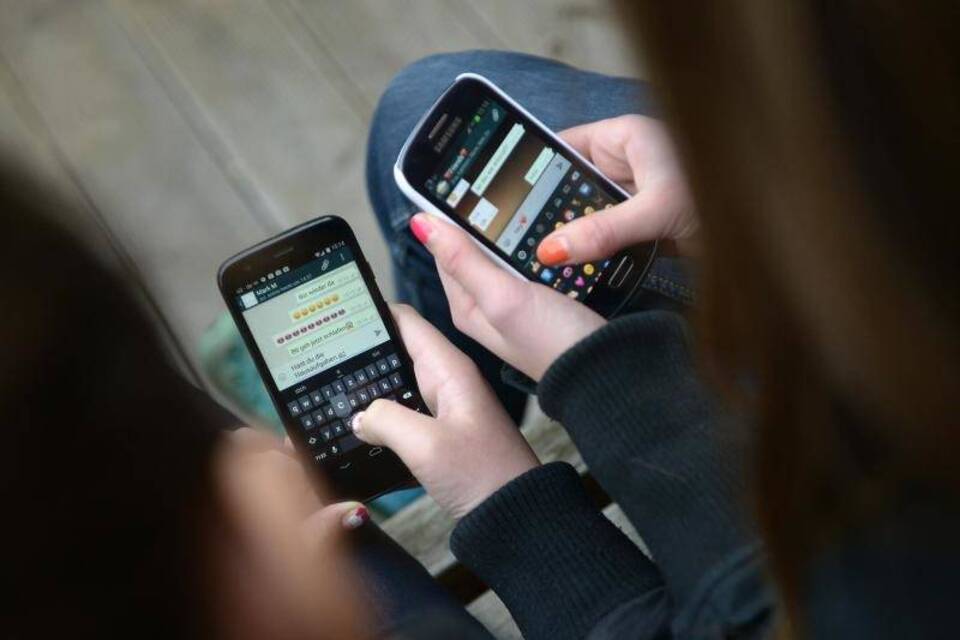 Jugendliche mit Smartphones