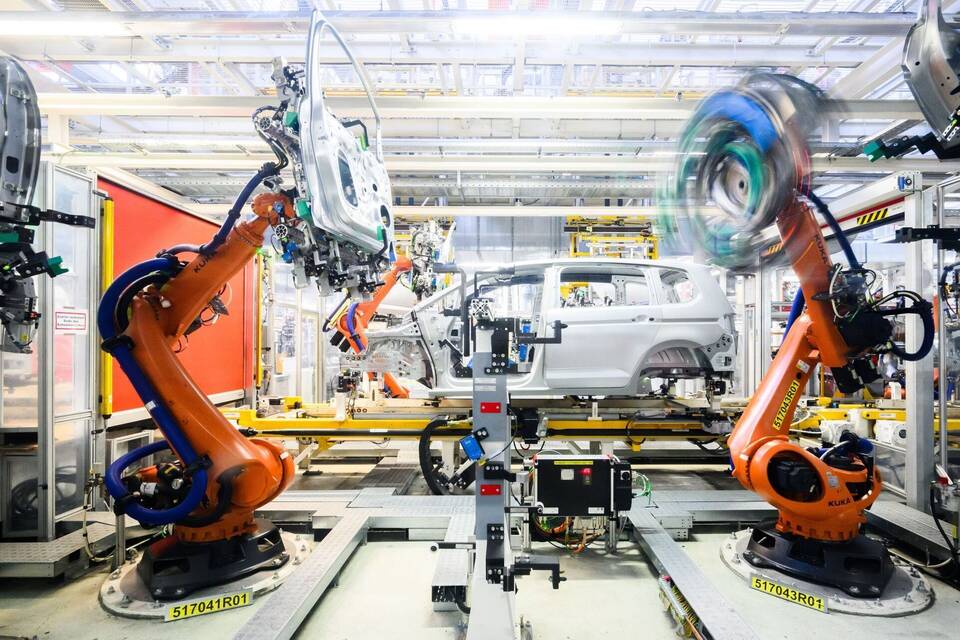 Roboter montieren im Karosseriebau Türen an einen Neuwagen Roboter montieren im Karosseriebau Türen an einen Neuwagen