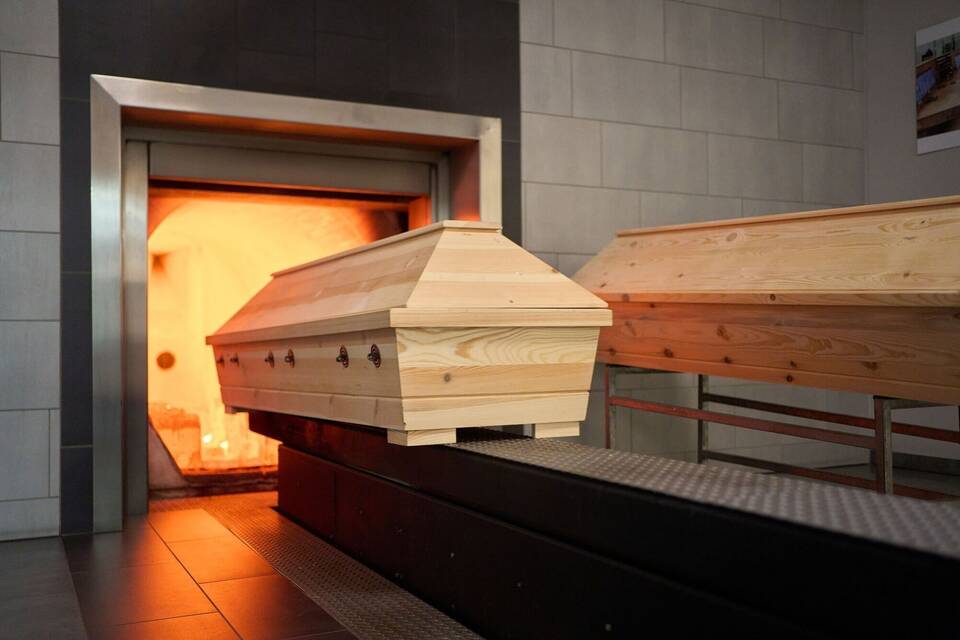 Sarg im Krematorium Sarg im Krematorium