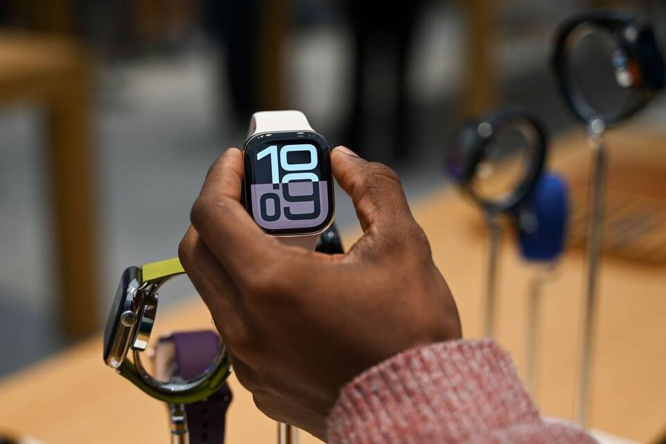 Frau begutachtet Apple Watch Series 10 im Apple Store in Berlin Frau begutachtet Apple Watch Series 10 im Apple Store in Berlin