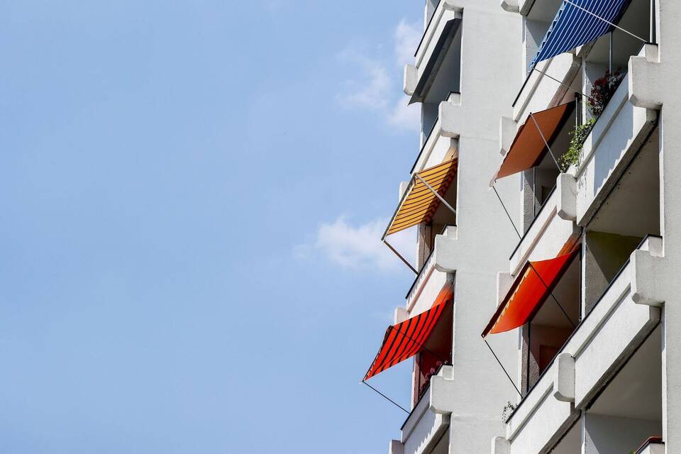 Markisen sind an einem Mehrfamilienhaus zu sehen