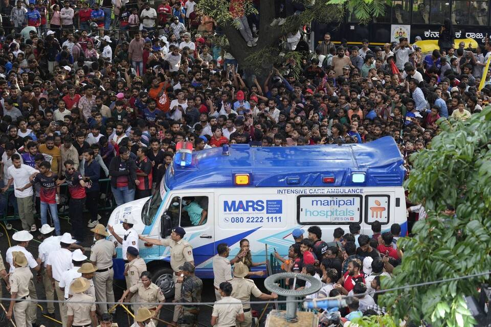 Massenpanik in einem Stadion in Bengaluru Massenpanik in einem Stadion in Bengaluru
