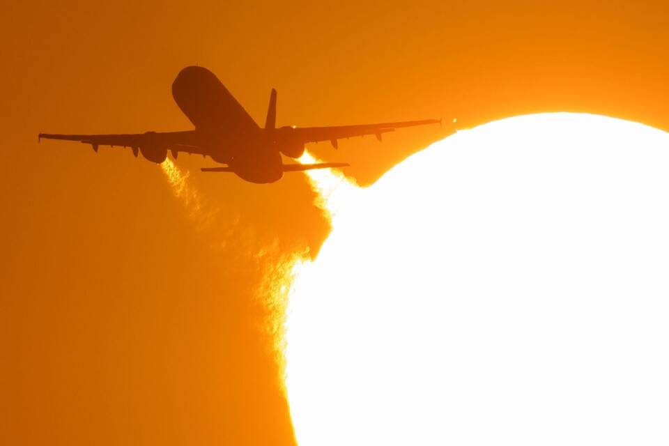 Flugzeug bei Sonnenuntergang Flugzeug bei Sonnenuntergang