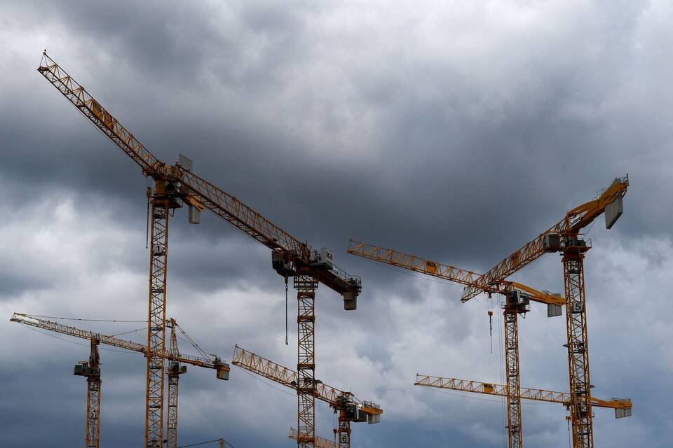 Kräne auf einer Baustelle Kräne auf einer Baustelle