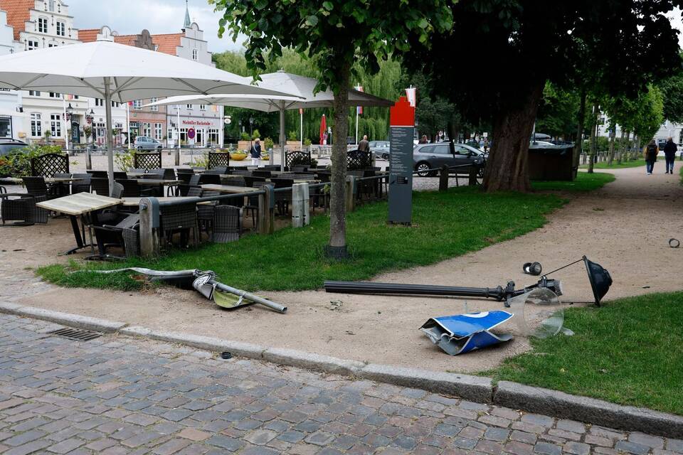 Autofahrer verliert vor Eisdiele Kontrolle - Mehrere Verletzte Autofahrer verliert vor Eisdiele Kontrolle - Mehrere Verletzte