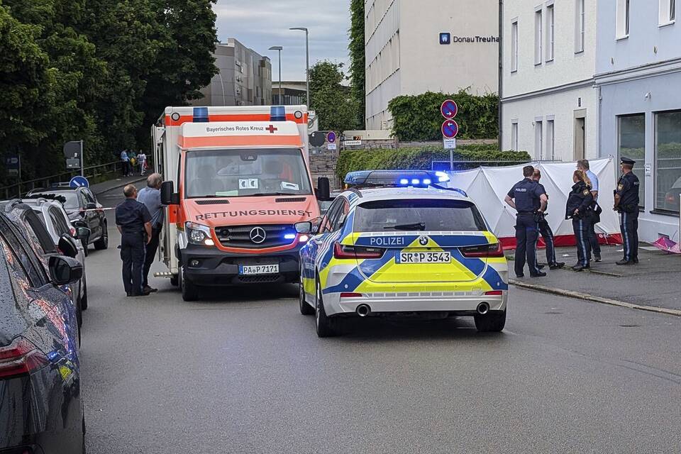 Mann fährt in Passau mit Auto in Menschengruppe