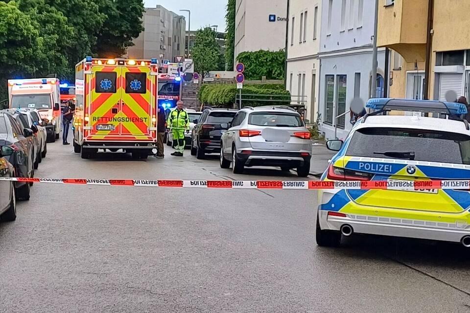 Mann fährt in Passau mit Auto in Menschengruppe Mann fährt in Passau mit Auto in Menschengruppe