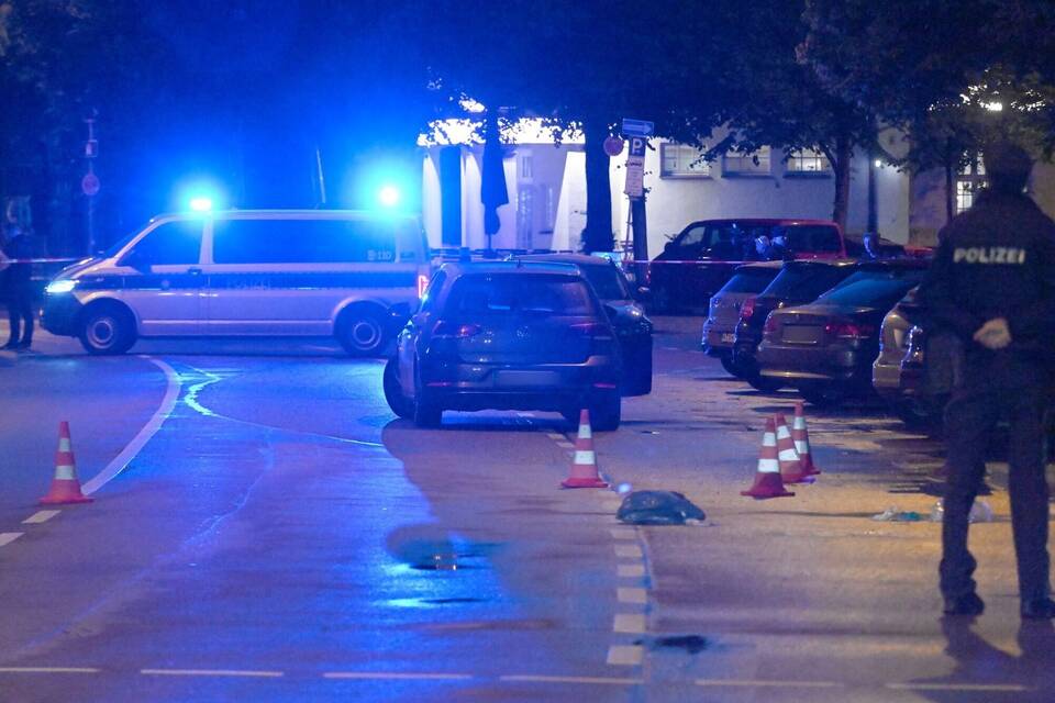 Frau sticht auf Menschen ein - Polizei erschießt sie Frau sticht auf Menschen ein - Polizei erschießt sie