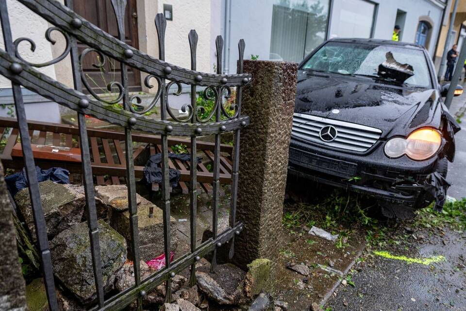 Mann fährt in Passau mit Auto in Menschengruppe
