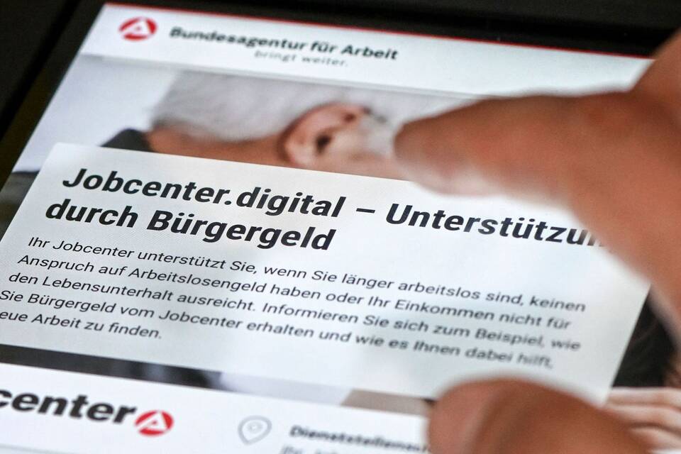 Bürgergeldantrag im Jobcenter auf einem Tablet Bürgergeldantrag im Jobcenter auf einem Tablet