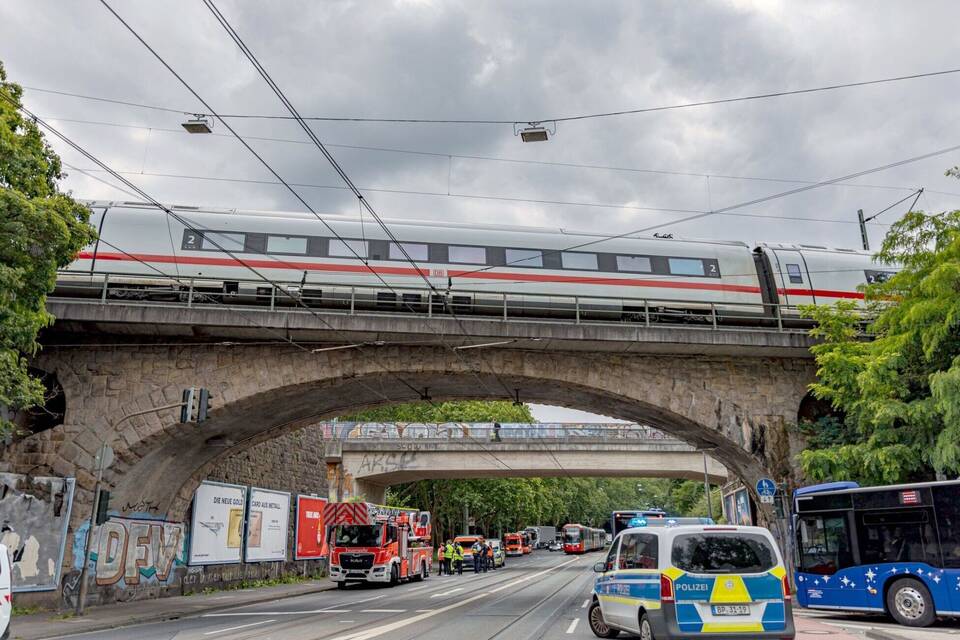 ICE-Unfall - Fahrgäste müssen stundenlang im Zug ausharren ICE-Unfall - Fahrgäste müssen stundenlang im Zug ausharren