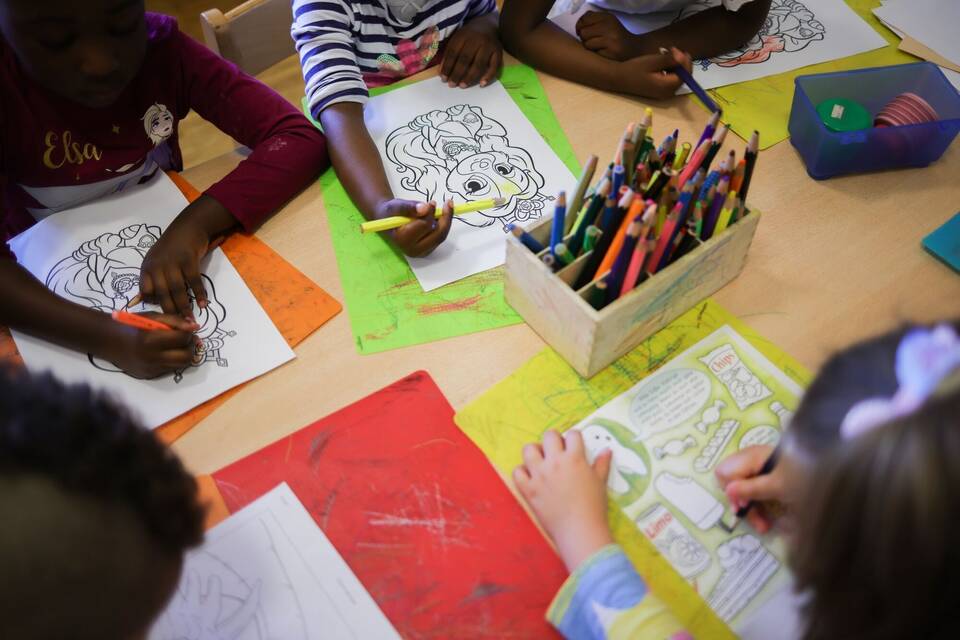 Kinder beim Malen Kinder beim Malen